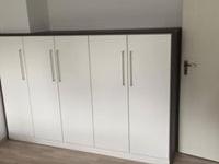 Schrank weiß mit schwarzem Rahmen