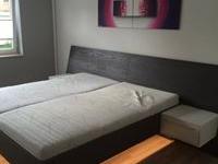 Holz Bett dunkel mit weißen Nachttischschränken 