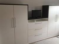 Fernsehschrank in weiß mit schwarzem Rahmen