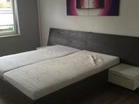Holz Bett dunkel mit weißen Nachttischschränken 