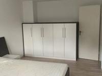 Weißer Schrank mit schwarzem Rahmen