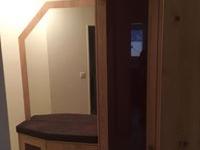 Holzschrank mir Sitzgelegenheit und Spiegel