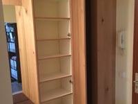 Holzschrank mit Regalen offen