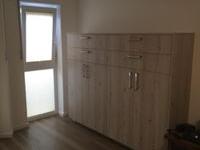 Holzschrank mit Schubladen