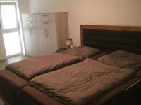 Bett mit Kopfteil aus Holz