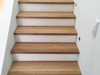 Holztreppe front