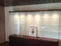 Vitrine Holz und Glas, beleuchtet 