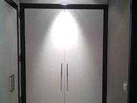 Einbauschrank in weiß mit schwarzem Rahmen
