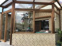 Wintergarten mit Holz-Fenstern offen