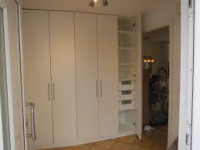 Einbauschrank Weiß mit Stangengriff