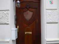 Holz-Haustür außen im Altbau