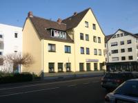 Fenster in dunkelgrau und Rollladen 
