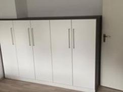 Schrank weiß mit schwarzem Rahmen