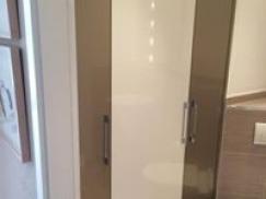 Schrank hochglanz weiß und braun