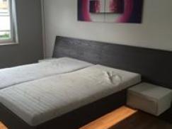 Holz Bett dunkel mit weißen Nachttischschränken 