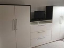 Fernsehschrank in weiß mit schwarzem Rahmen