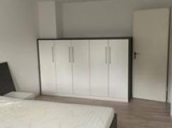 Weißer Schrank mit schwarzem Rahmen