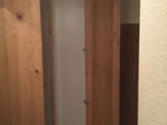 Holzschrank offen