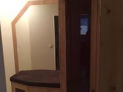 Holzschrank mir Sitzgelegenheit und Spiegel