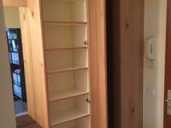 Holzschrank mit Regalen offen