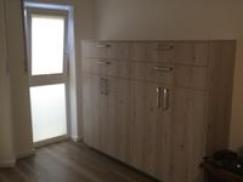 Holzschrank mit Schubladen
