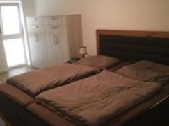 Bett mit Kopfteil aus Holz