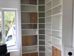 offener Schrank über Eck gebaut