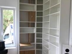 offener Schrank über Eck gebaut