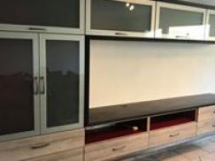 Wohnwand mit Schubladen und Glastüren