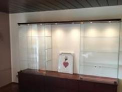 Vitrine Holz und Glas, beleuchtet