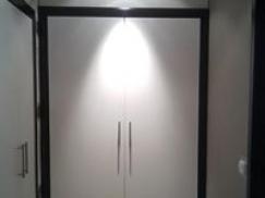 Einbauschrank in weiß mit schwarzem Rahmen