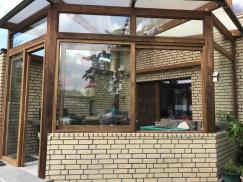 Wintergarten mit Holz-Fenstern offen