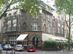 Historisches Eckgebäude mit Sprossenfenstern von PaX