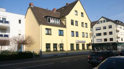 Fenster in dunkelgrau und Rollladen
