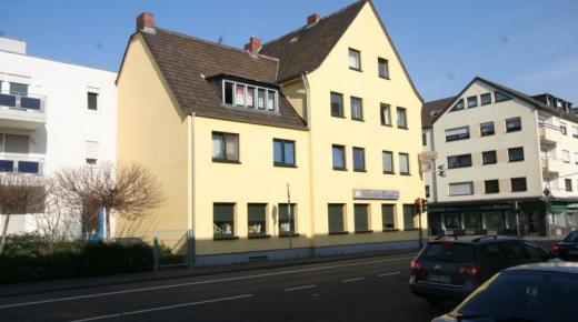 Fenster in dunkelgrau und Rollladen 