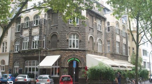 Historisches Eckgebäude mit Sprossenfenstern von PaX