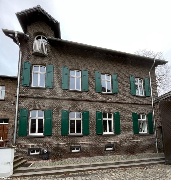 Fensterläden in grün Backsteinhaus