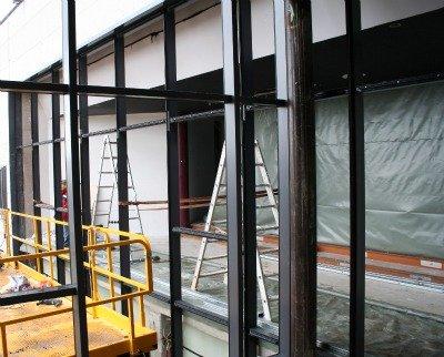 Fenster und Türen Aluminium im Rohbau