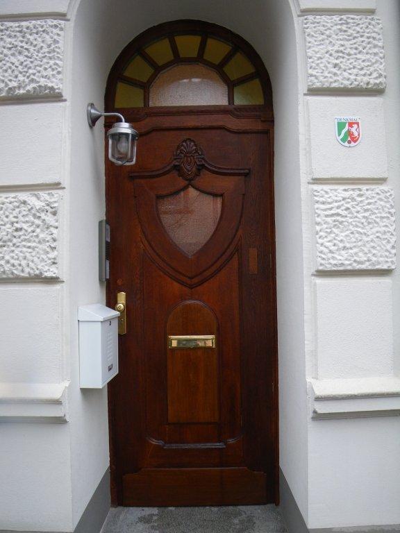Holz-Haustür außen im Altbau