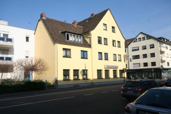 Fenster in dunkelgrau und Rollladen 