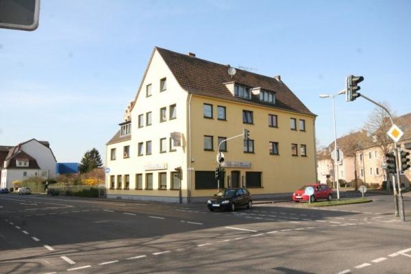 Fenster in dunkelgrau und Rollladen 