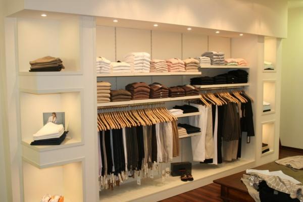 Kleidungsgeschäft Regale beleuchtet