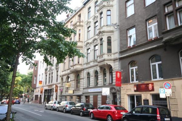 Straße mit Altbau