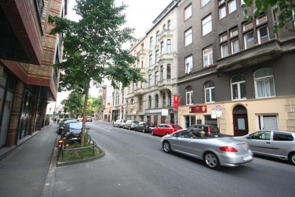 Straße mit Altbau