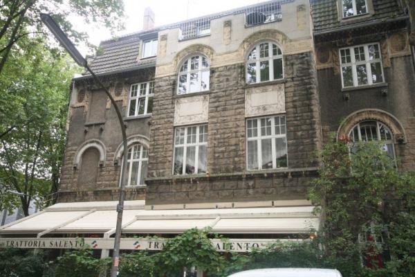 Altbau mit Gastronomie und PaX Sprossenfenstern 