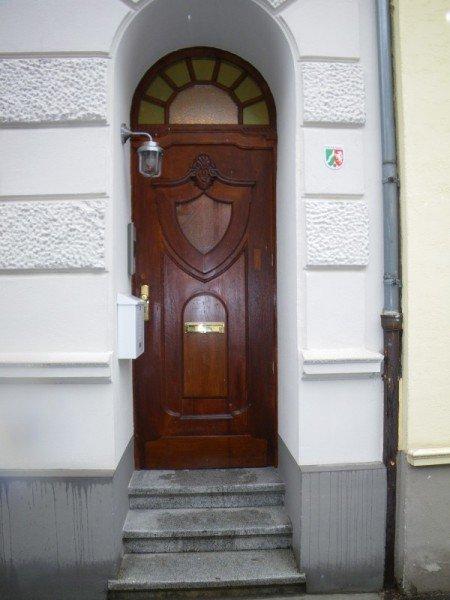 Holz-Haustür im Altbau mit Briefkästen