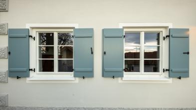 Denkmalgerechte Holzfenster weiss mit blauen Fensterläden