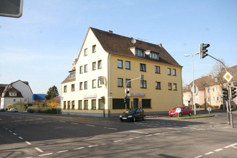 Fenster in dunkelgrau und Rollladen