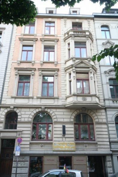 Altbau mit braunen Holz-Fenstern