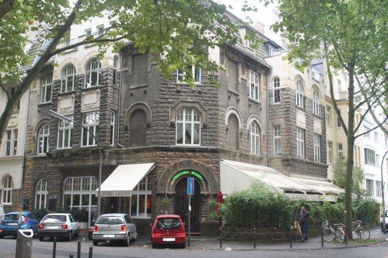 Historisches Eckgebäude mit Sprossenfenstern von PaX